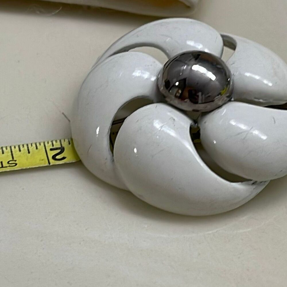 Vintage brooch large white enamel swirl 3-D - Picture 4 of 7